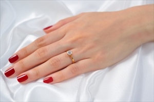 結婚指輪の似合う手に！未来の花嫁の為のハンドケア方法