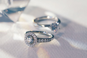 なぜプラチナの婚約指輪が選ばれるの 定番素材の知られざる魅力を徹底解説 婚約指輪 結婚指輪ならラザール ダイヤモンド