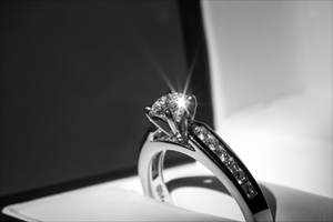 婚約指輪・結婚指輪の歴史は？左手に着ける理由を解説