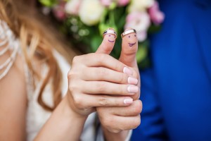 「親指フォト」が大人気！　婚約指輪・結婚指輪を使って素敵な写真を撮ろう！