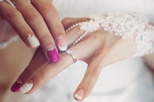 素敵なネイルで結婚式を迎えたい 結婚指輪が映えるネイルとは 婚約指輪 結婚指輪ならラザール ダイヤモンド