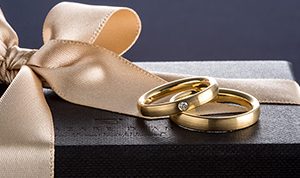 ゴールドの結婚指輪（マリッジリング）の魅力とは？華やかさやスタイリッシュさが売り！