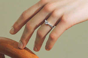 ウェーブライン の結婚指輪がおすすめの理由を紹介！似合う手のタイプやメリット・デメリットを解説