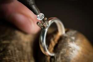 婚約指輪を選ぶときに注目したいダイヤモンドのセッティング