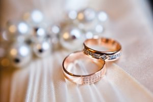 結婚指輪と婚約指輪。ブライダルリングを兼用するメリットとデメリットとは？