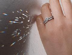 結婚指輪と婚約指輪。素敵に重ね着けするためのコツ