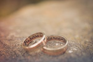 英語やラテン語も。ふたりの特別なメッセージを結婚指輪に刻もう