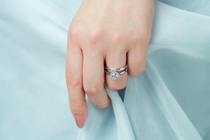 結婚指輪を自宅でクリーニングする手法をご紹介！美しさをキープしていつまでも身に着けよう