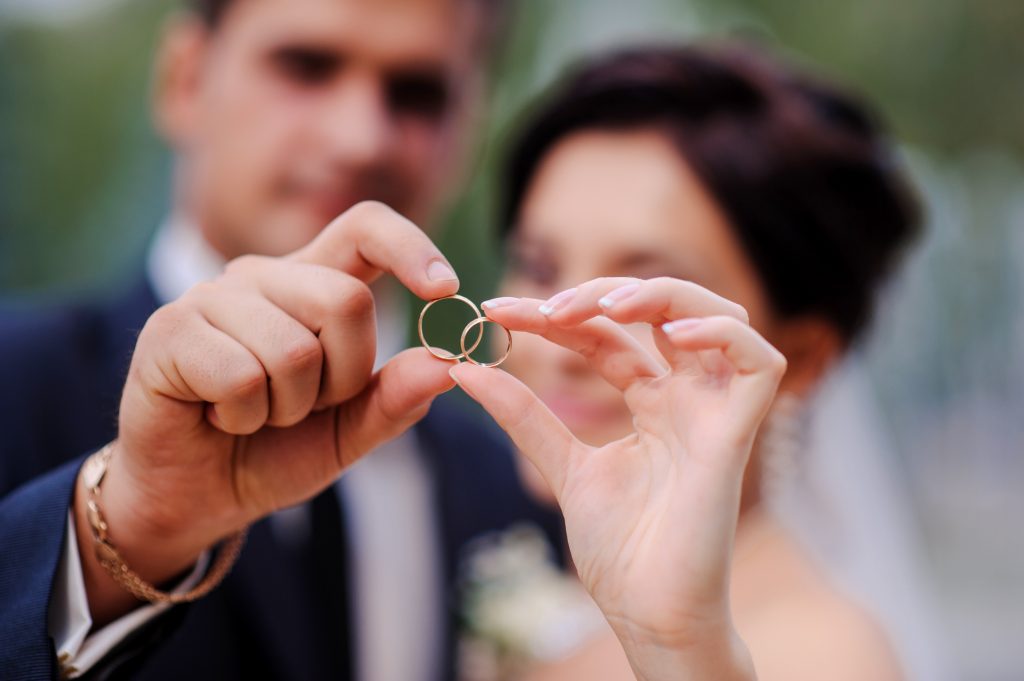 年齢を重ねてもずっと身に着けられる結婚指輪の選び方