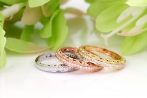 結婚指輪・婚約指輪を華やかにするなら「エタニティリング」がおすすめ！