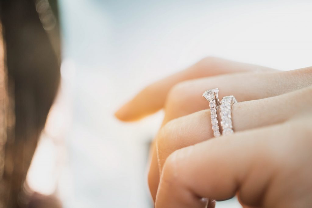重ね着けで魅力がさらにアップするエタニティリング ｜ 婚約指輪・結婚指輪ならラザール ダイヤモンド