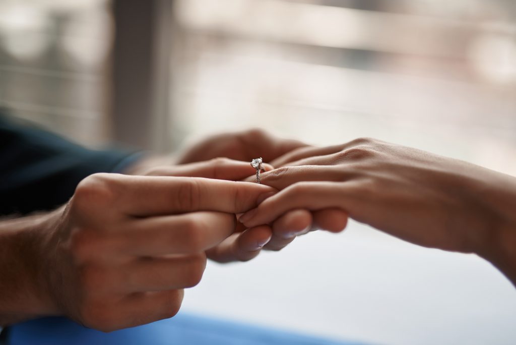 婚約指輪を普段使いしよう！毎日着けられる婚約指輪の特徴と押さえておきたいマナー