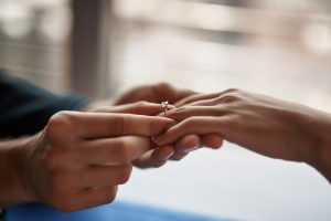 婚約指輪を普段使いしよう！毎日着けられる婚約指輪の特徴と押さえておきたいマナー