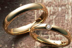 華やかな婚約指輪なら「ゴールド」がおすすめ！5つの魅力をご紹介